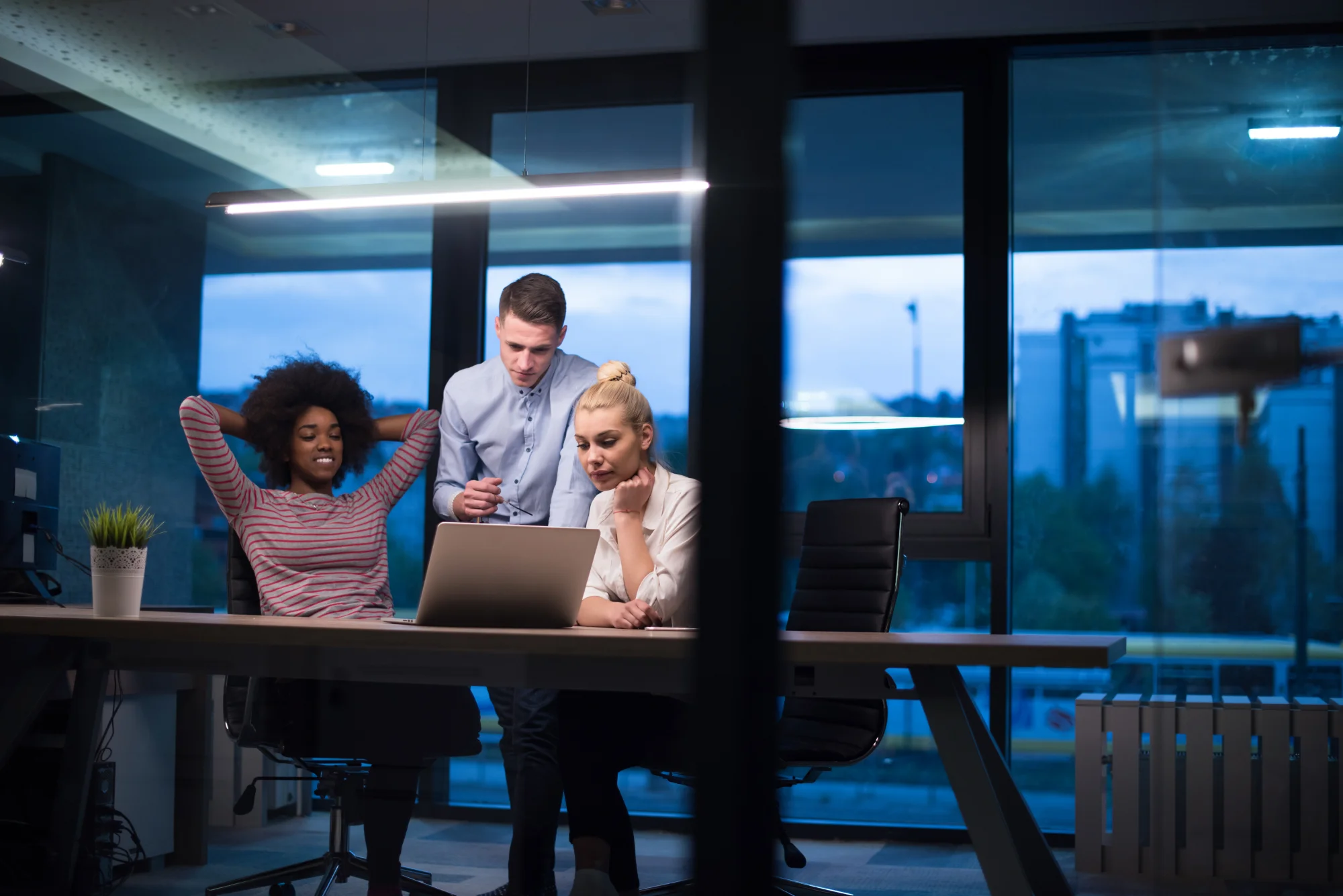 Équipe digitale en réunion de travail dans un bureau moderne